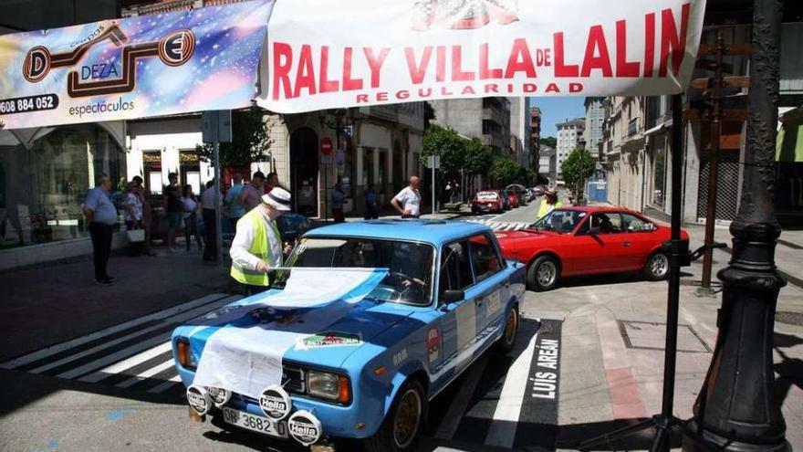 Uno de los participantes en la salida de la prueba en la Praza da Igrexa de Lalín. // Bernabé/Luismy