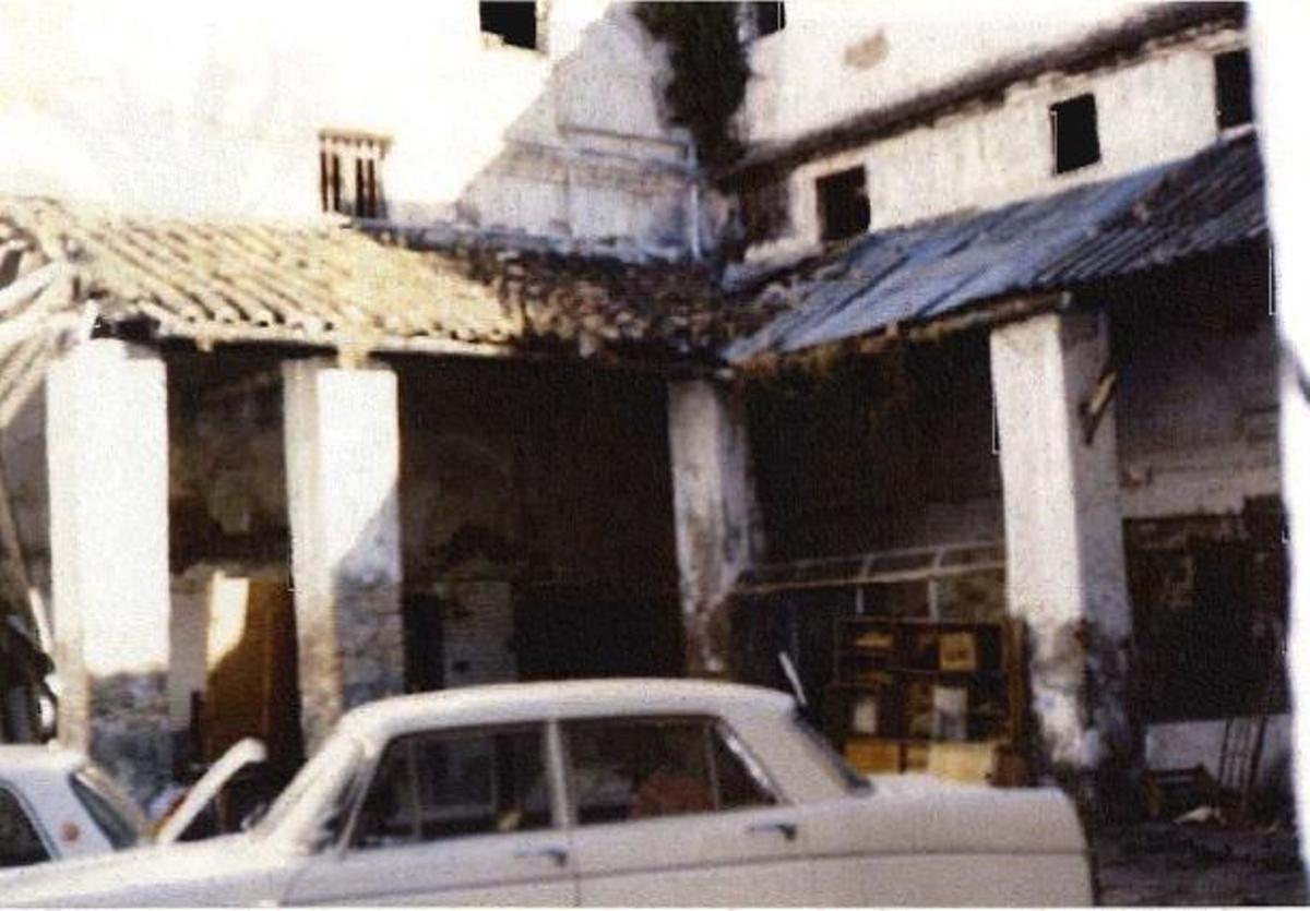 Un rincón del antiguo claustro carmelita, en 1988.