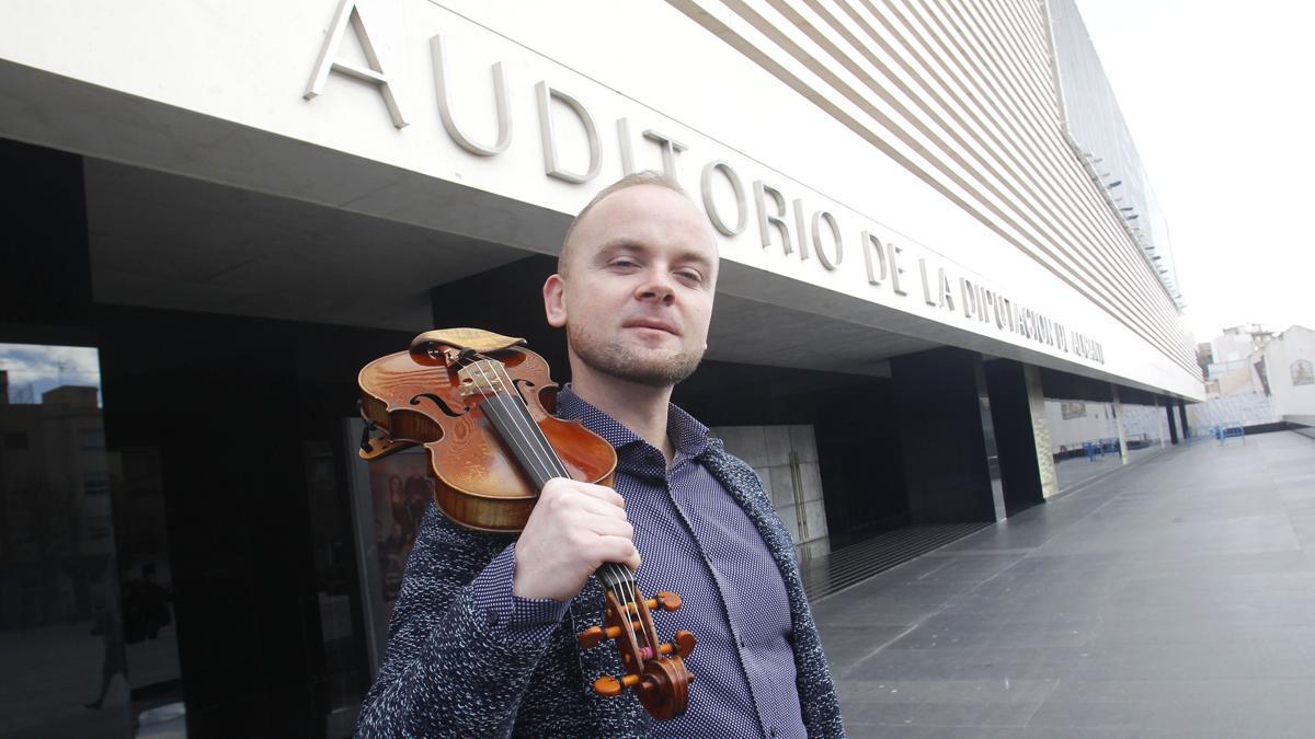 Dima, el violinista ucraniano que toca en Alicante.
