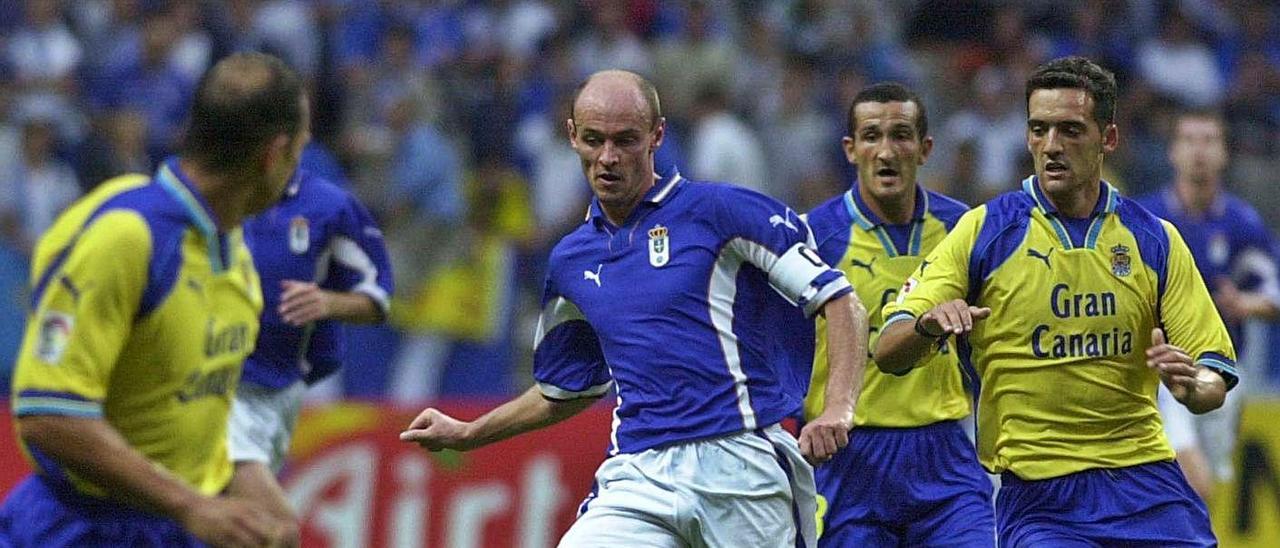 Onopko conduce el balón en el Oviedo-Las Palmas de la campaña 2000-2001. | LNE