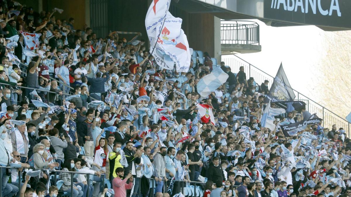 Más de 9.000 espectadores se dieron cita ayer en Balaídos para ver el partido entre Celta B y Deportivo. |  // JOSÉ LORES
