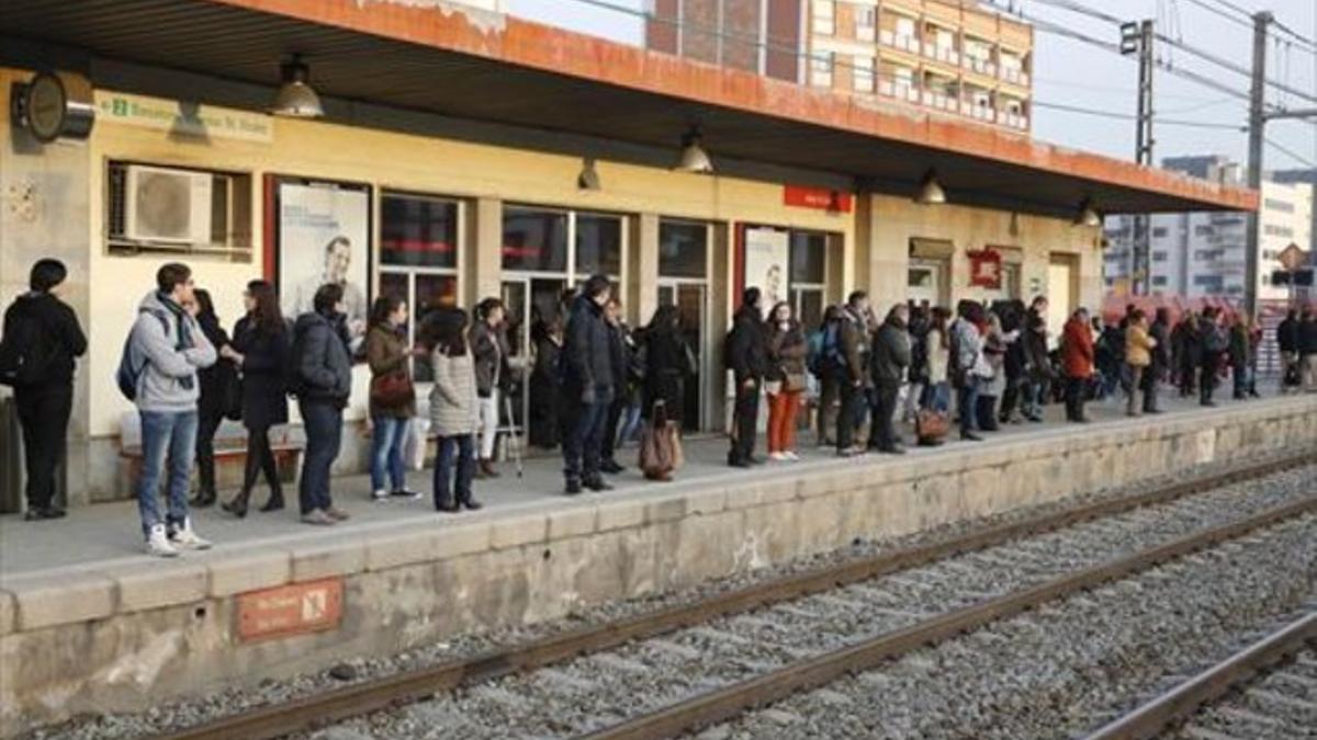 Usuarios de Rodalies esperan la llegada del tren, en la estación de Mollet del Vallès.