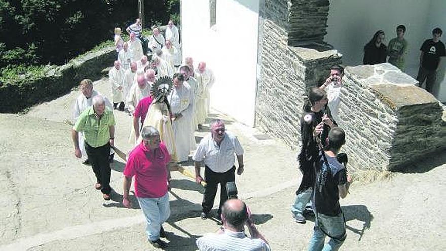 Procesión, con la imagen de la Virgen de Pastur, el pasado julio, en la inauguración del templo.