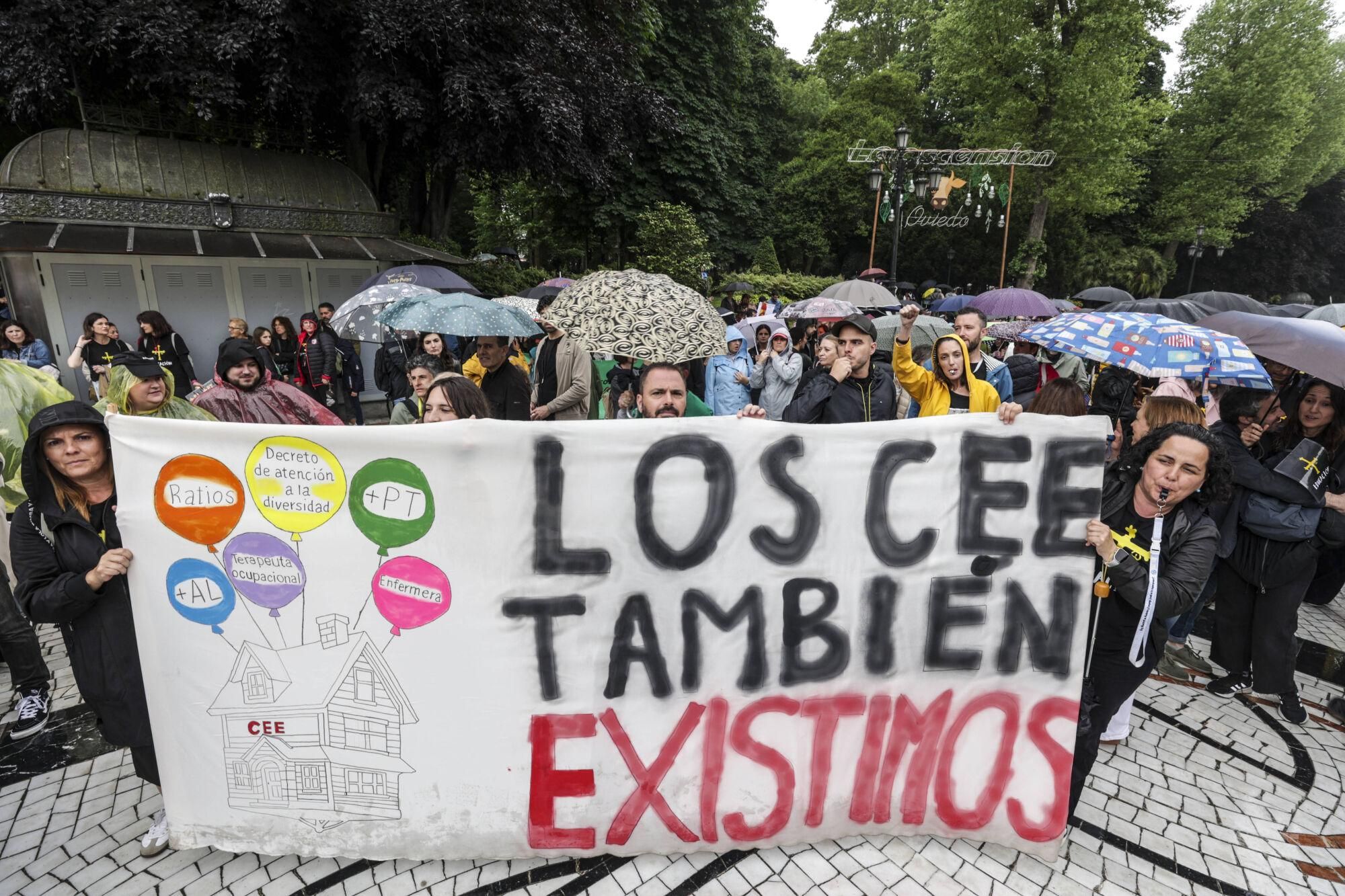 EN IMÁGENES: Así fue la gran manifestación de profesores por la enseñanza pública asturiana