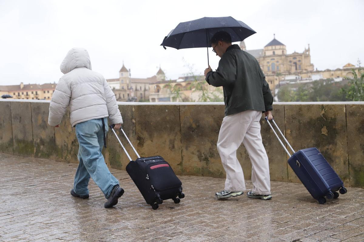 Córdoba&amp;amp;#xD;Lluvia turismo turistas apartamento turístico maletas
