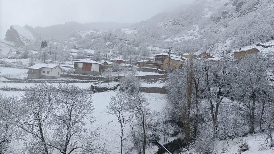 La nieve baja con fuerza a algún pueblo en Asturias, el oleaje azota y la lluvia genera algún argayo