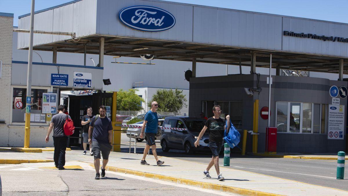 Salida de trabajadores de la factoría Ford, ayer, tras conocer el anuncio para fabricar coches eléctricos. /  PERALES IBORRA