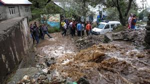 Inundaciones repentinas en el área de Faqir Gujri, en las afueras de Srinagar, India