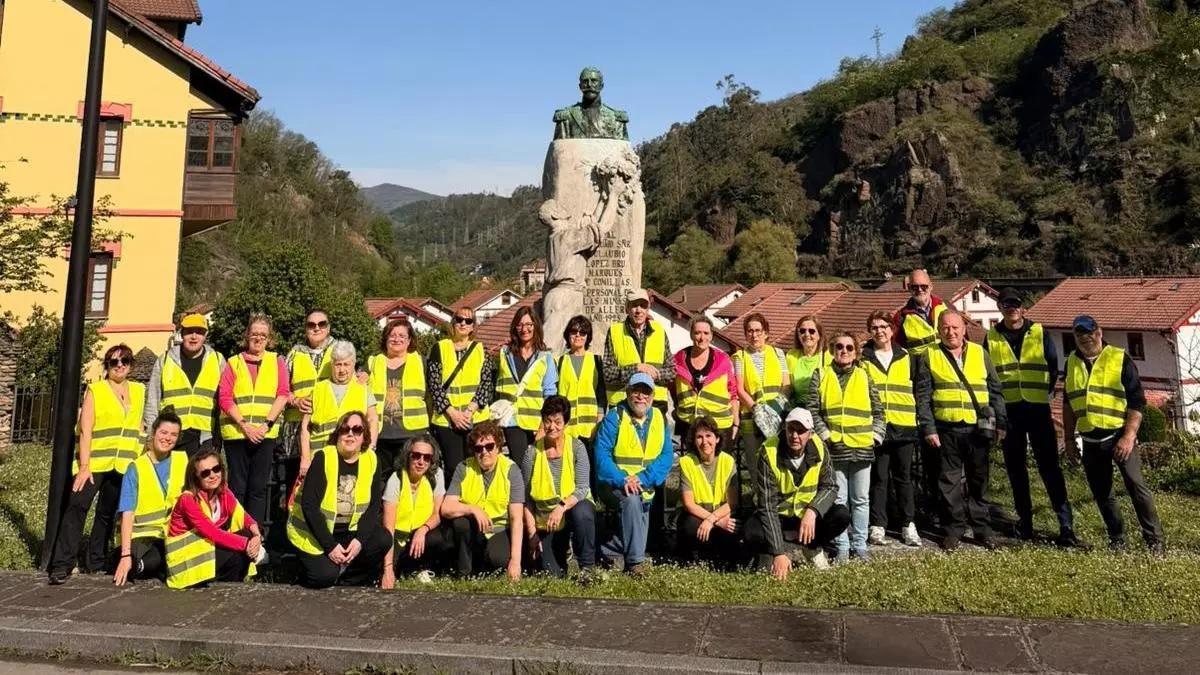 Participantes en una ruta organizada en el marco del plan contra la soledad no deseada en Mieres.