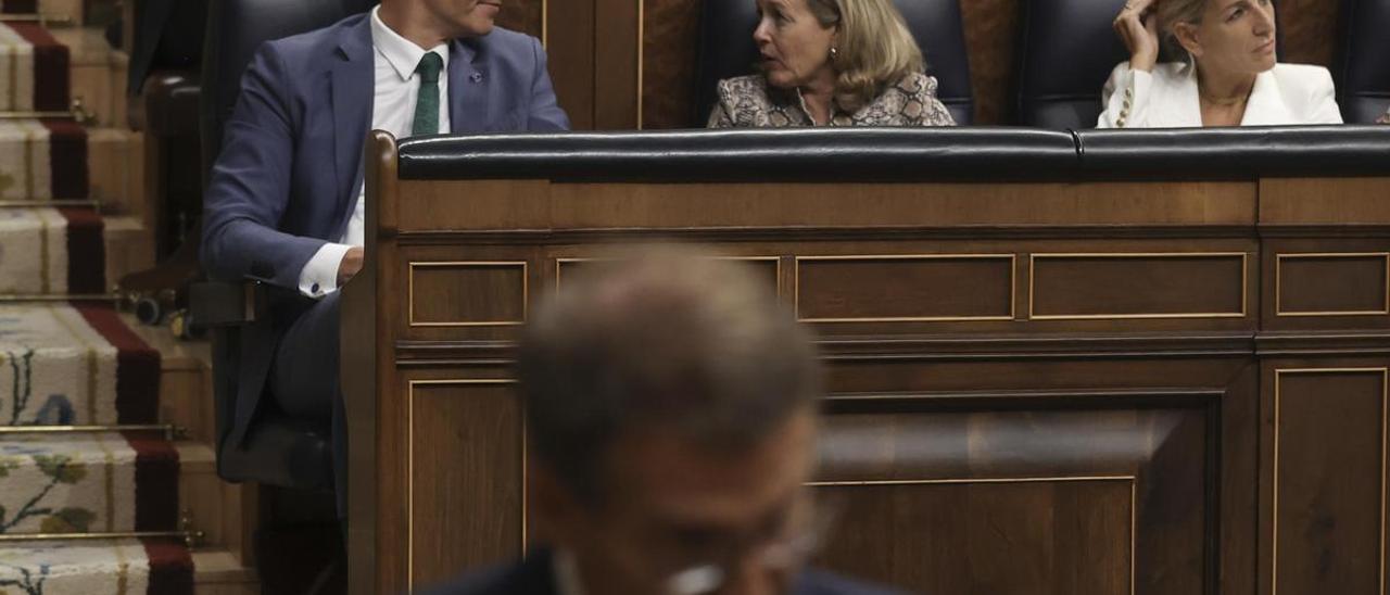Pedro Sánchez, Nadia Calviño y Yolanda Díaz en el debate de investidura de Alberto Núñez Feijóo.