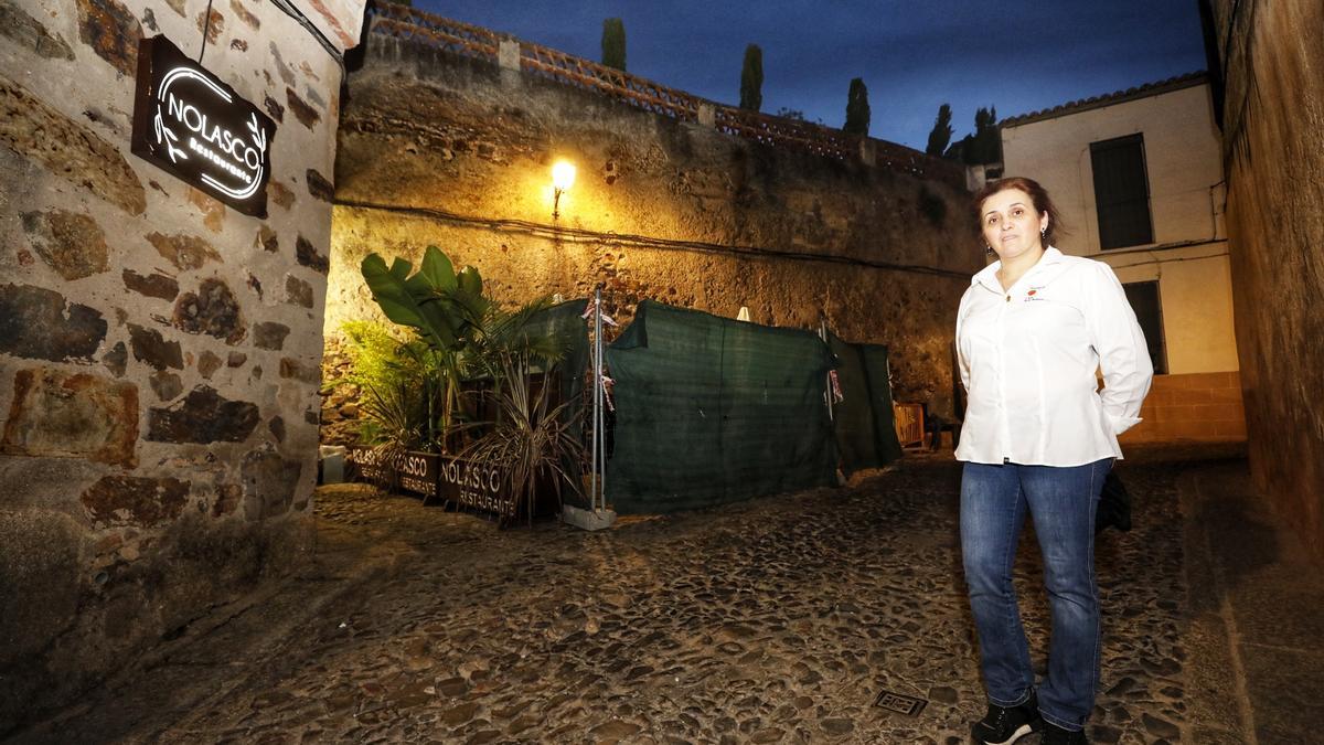 Mariluz Martín, empresaria de Nolasco, posa en la terraza de la calle Padre del Adarve Rosalío.