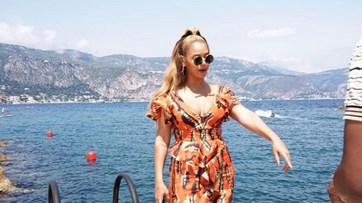 Beyoncé, en modo vacaciones con vestido de volantes