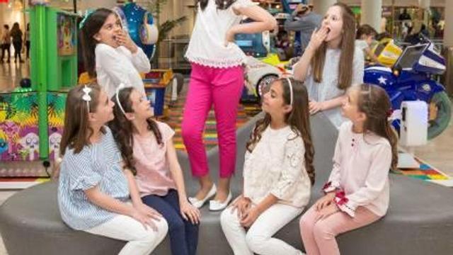 La Bellea y sus damas, ayer, en su primer acto oficial.