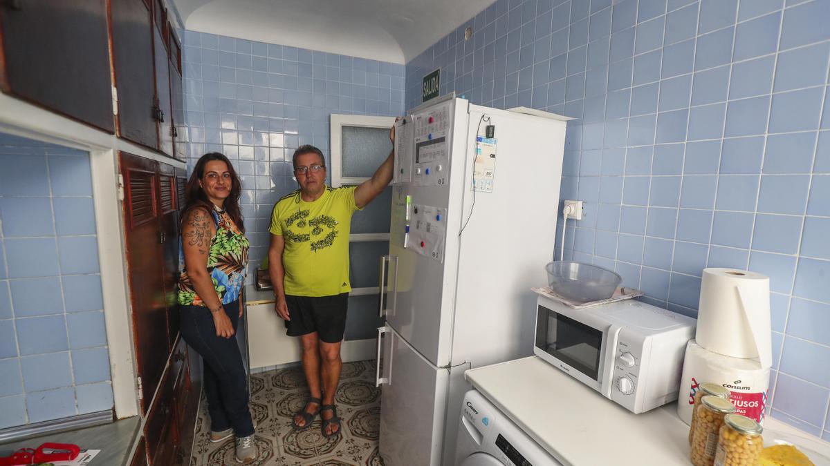 Bina Simal, Educadora Social de una vivienda tutelada junto a Vicente, una de las personas con trastorno mental que vive ahí.