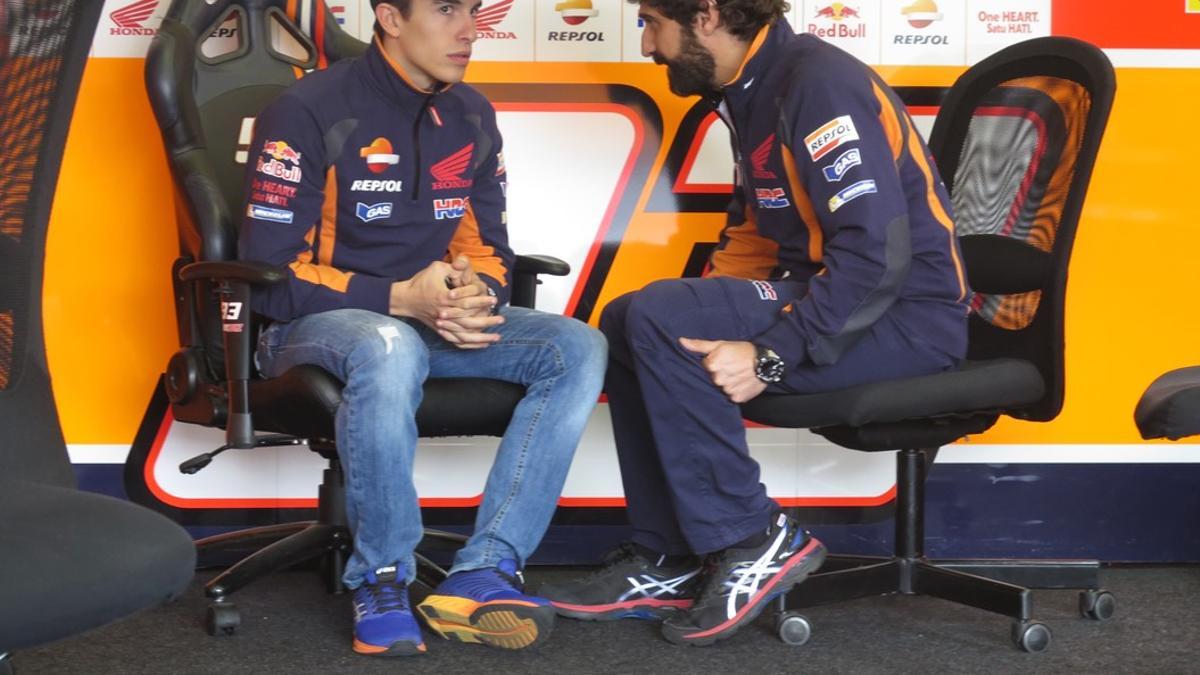 Marc Márquez, a la izquierda, dialoga con su técnico Santi Hernández