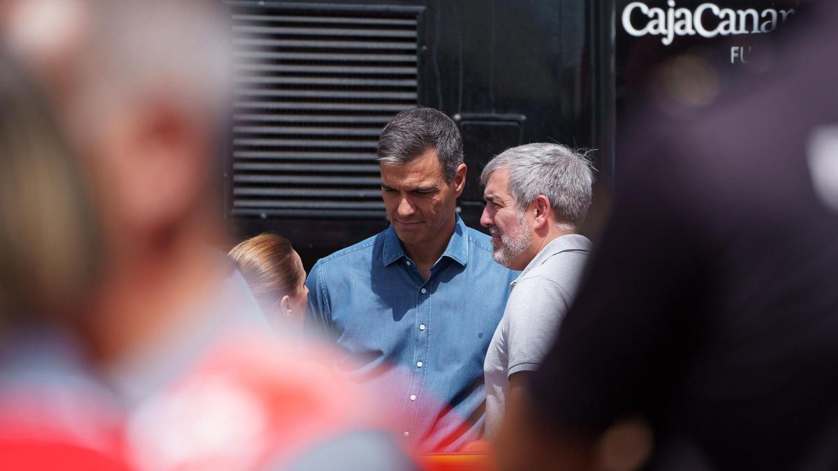 Sánchez junto a Fernando Clavijo en una visita a la zonas afectada por el incendio de Tenerife en agosto