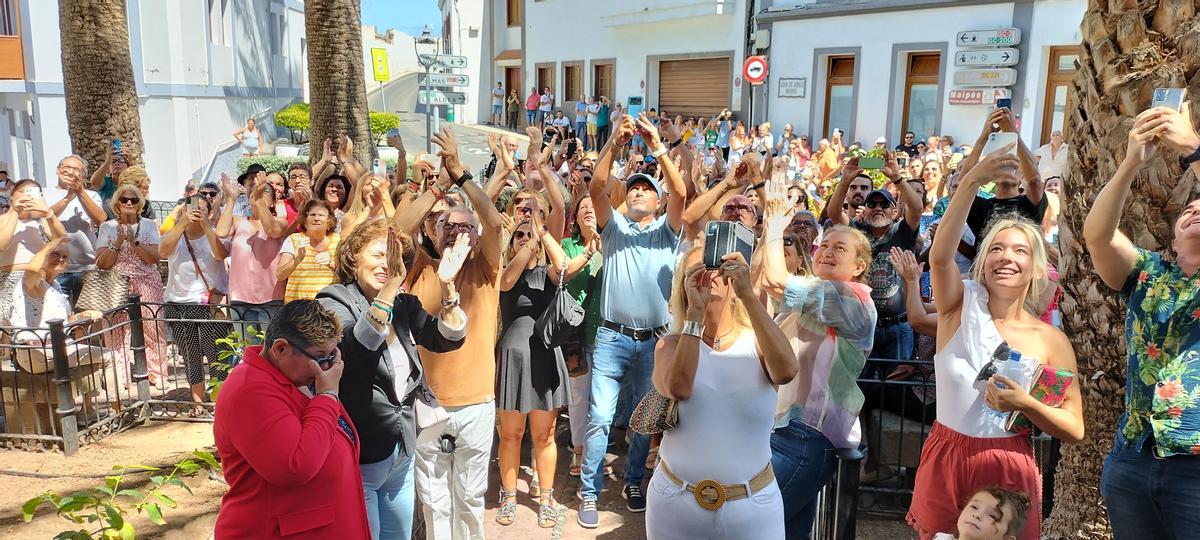 Vecinos de Agaete aplauden a la nueva corporación desde la calle a su salida al balcón consistorial.