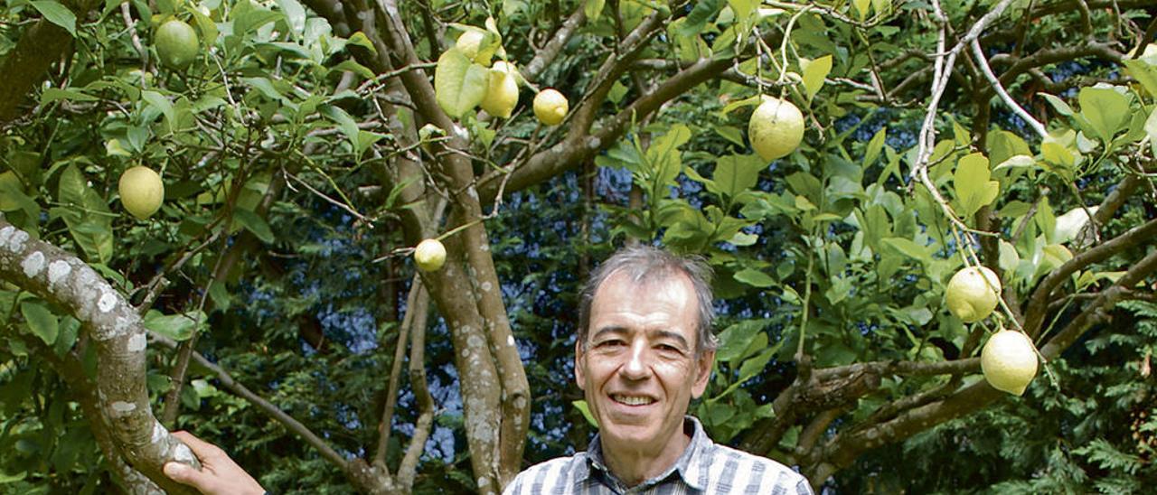 Naharro-Calderón, en el jardín de su residencia vacacional.