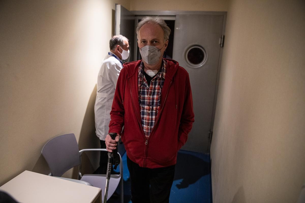 El primer pacient del món a qui han trasplantat un pulmó amb un robot: «El dolor ha sigut zero»