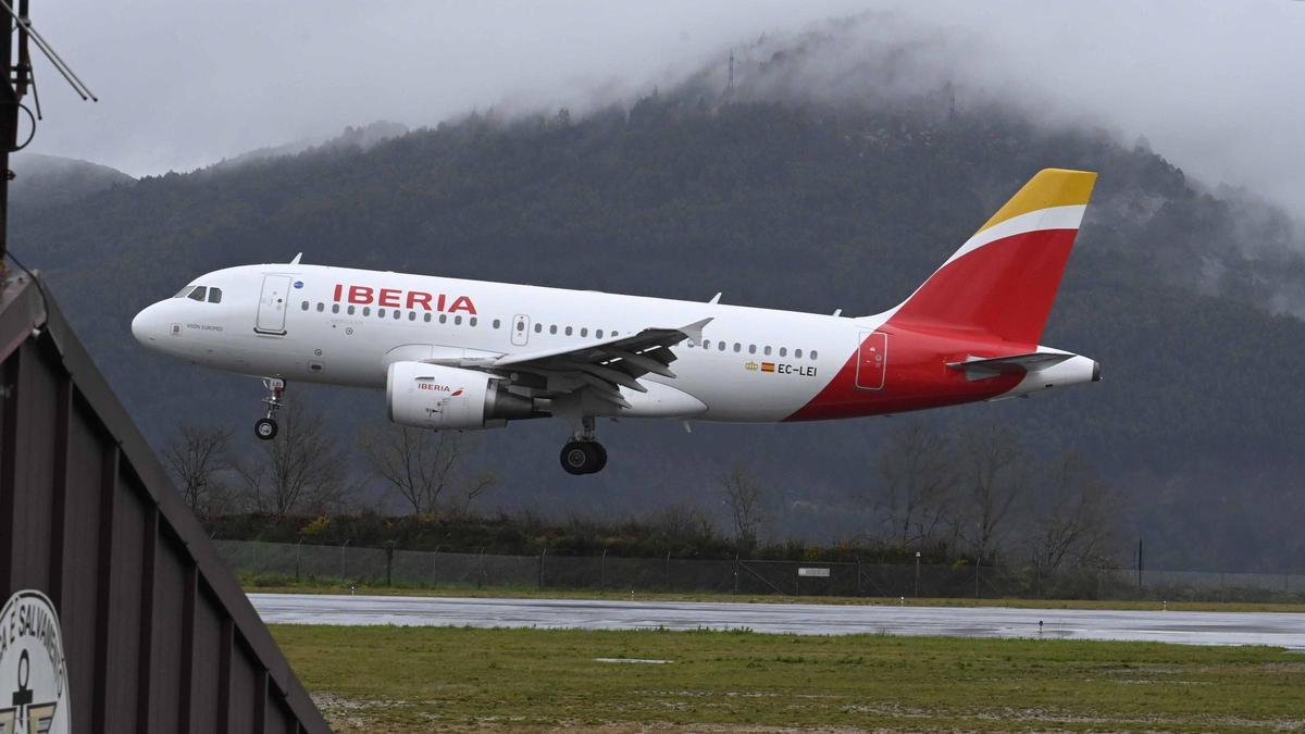 Un avión de Iberia aterrizando este sábado en el aeropuerto de Peinador entre la niebla