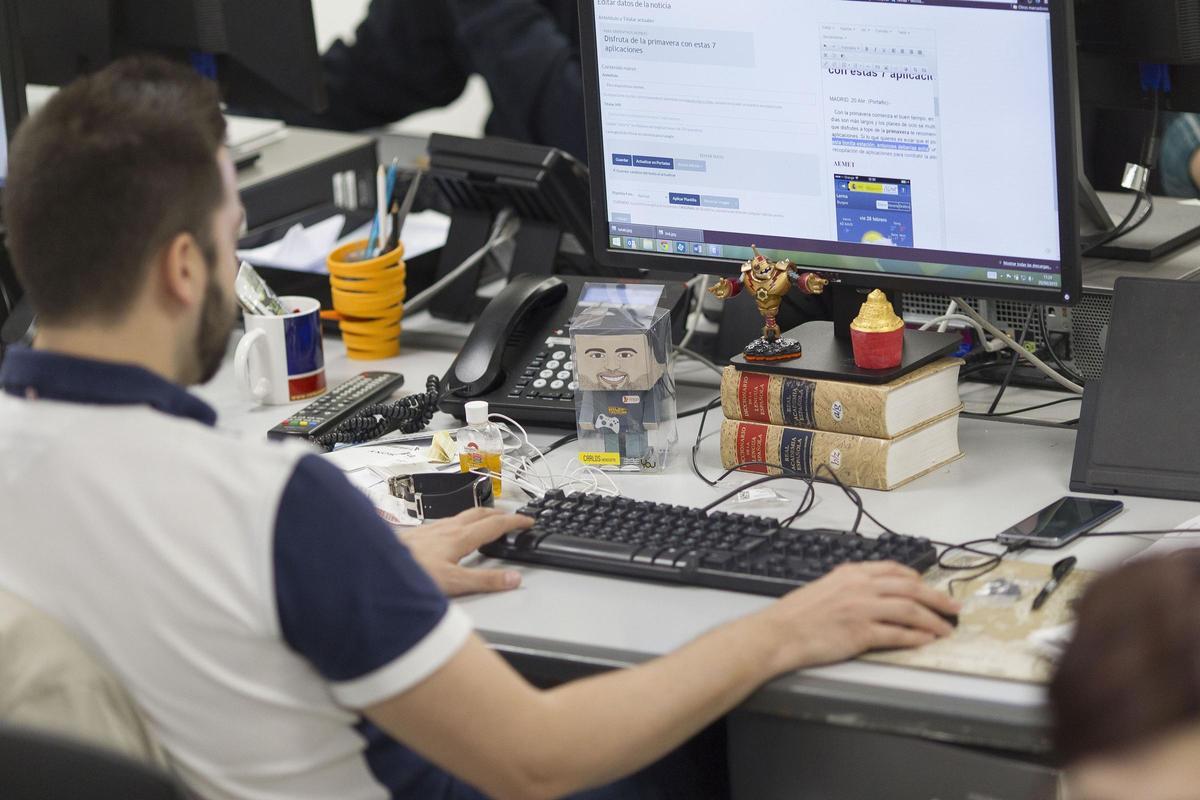 Imagen de un trabajador en su oficina.