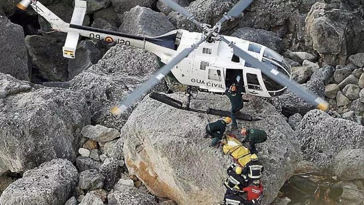 Einsatzkräfte bei einer Rettungsaktion.