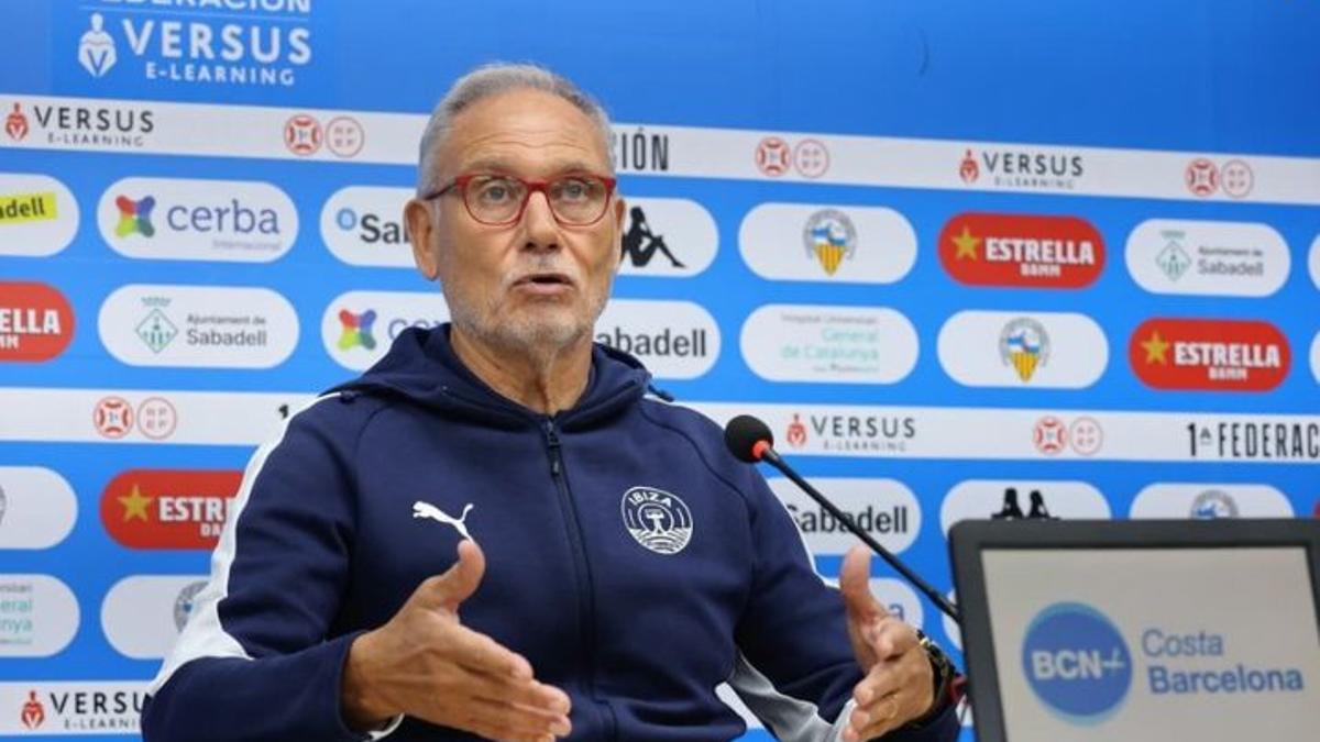 Miguel Álvarez atendiendo a los medios de comunicación