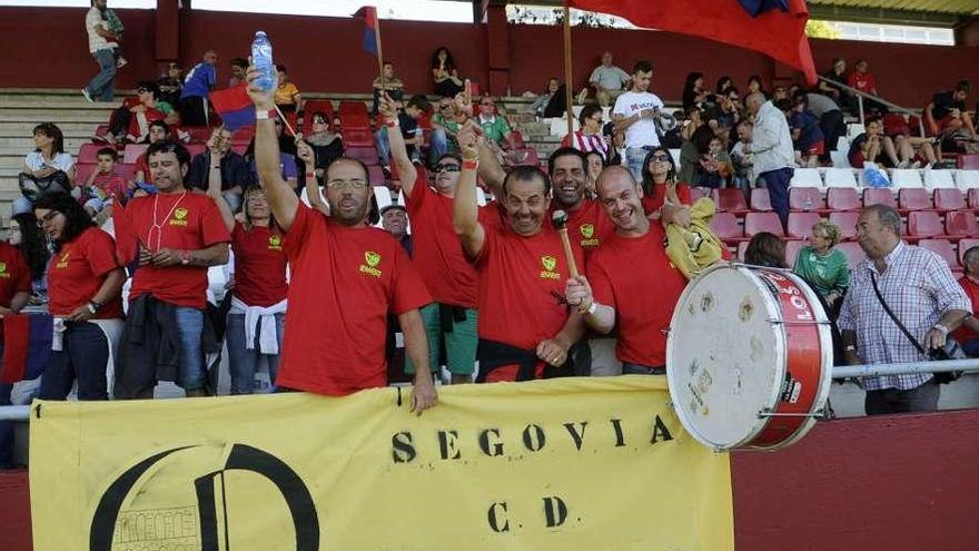 Una de las animadas aficiones que tomaron el estadio en A Lomba.