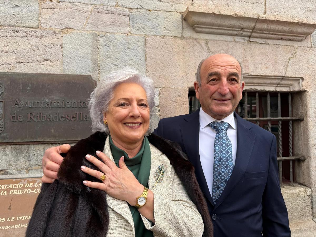Sari Lastra y Miguel Pérez, este sábado; ella, con su anillo de boda y los pendientes que llevó en la ceremonia de 1975.