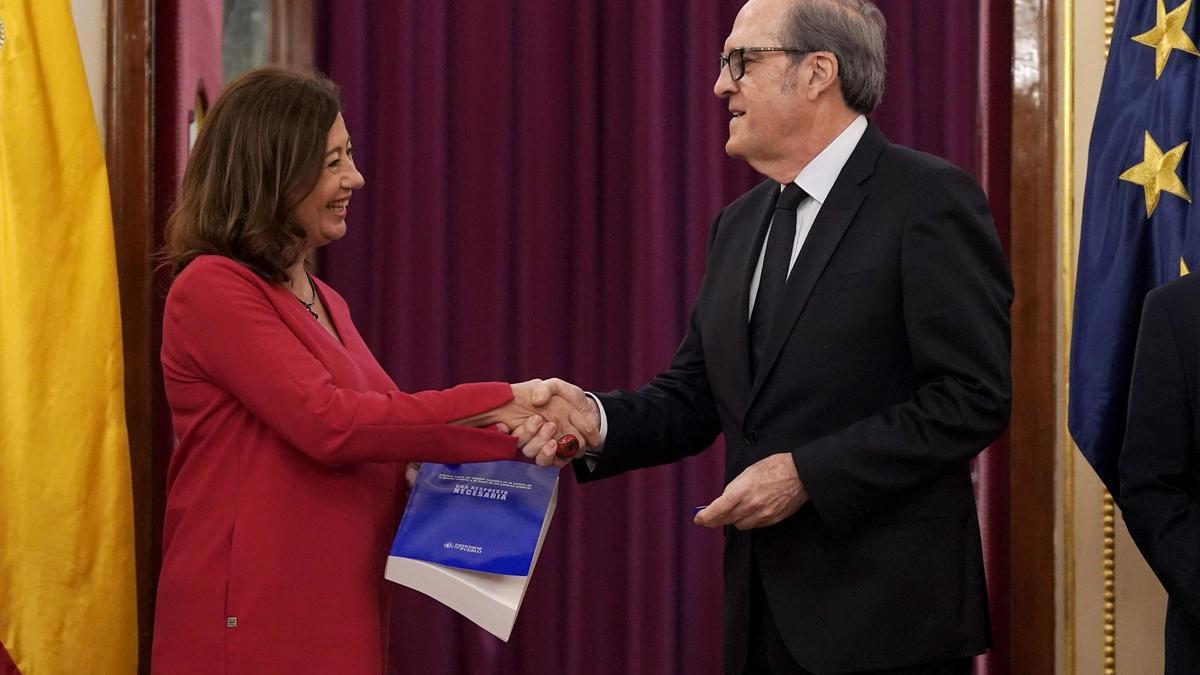 El Defensor del Pueblo, Ángel Gabilondo, durante la entrega del informe sobre las denuncias por abusos sexuales en el ámbito de la Iglesia católica y el papel de los poderes públicos a la presidenta del Congreso de los Diputados, Francina Armengol.