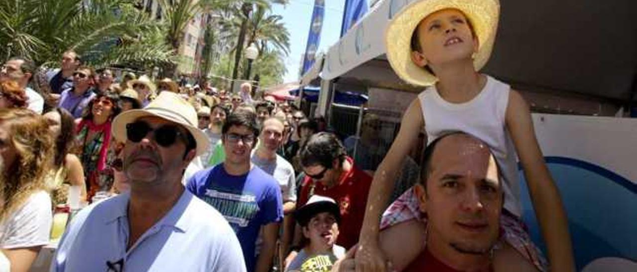 La mayoría de visitantes fueron turistas, un 61,3%, alrededor de 285.000 personas. De ellos el 67,6% se alojó en la ciudad y el resto en los alrededores. El 38,6% visitó Alicante sin pernoctar.