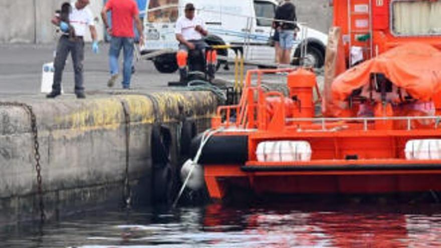 Trasladan a Los Cristianos una patera con 29 personas a bordo, entre ellas 3 niños