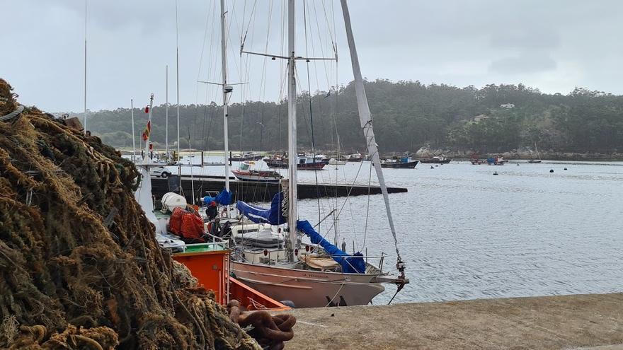 Cuerdas de cultivo amontonadas en Porto Meloxo.