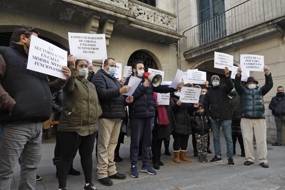 Protesta dels veïns del barri de Font de la Pólvora de Girona pels talls de llum