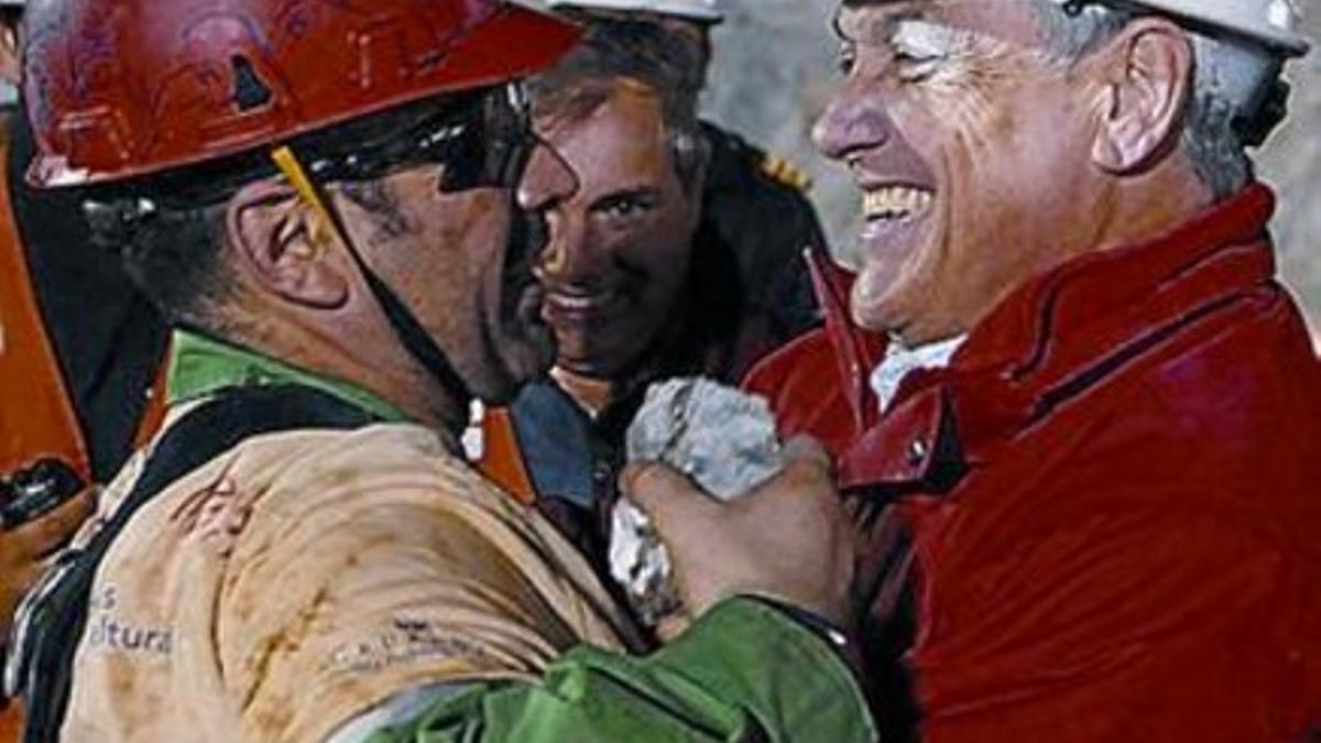 Piñera abraza al minero Mario Sepúlveda.