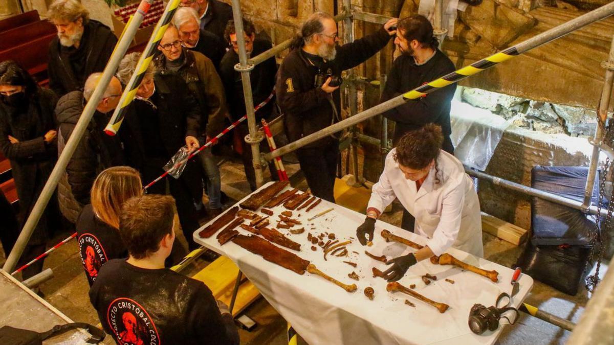 Gran expectación ayer en la iglesia de Sobrán para presenciar la exhumación de los restos de Xohán Mariño de Soutomaior.