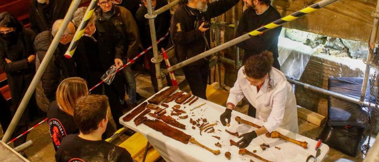 Gran expectación ayer en la iglesia de Sobrán para presenciar la exhumación de los restos de Xohán Mariño de Soutomaior.