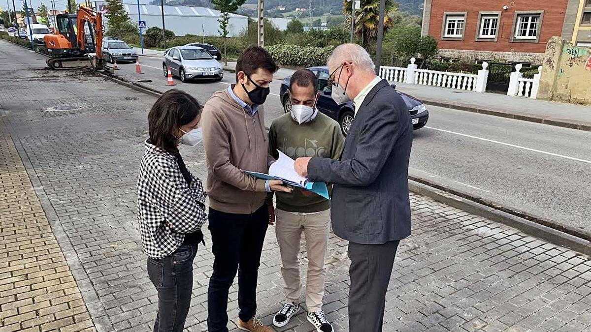 Por la izquierda, Aida Nuño, Juan Freije, Ángel García y José Benito Díaz, ayer, en la avenida de Oviedo, en Lugones, donde han comenzado las obras para un tramo de carril bici. | R. A. I.