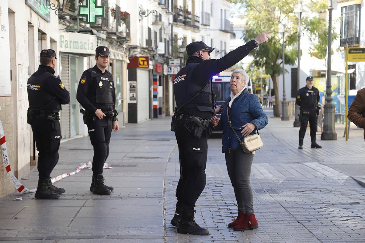La Policía Nacional inspecciona la Casa de los Guzmanes de Córdoba tras aparecer una tercera granada