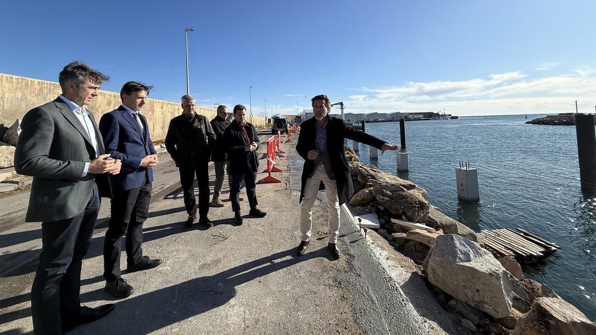 El consejero García Montoro, junto al alcalde de San Pedro y el director general de Litoral y Puertos, este lunes.