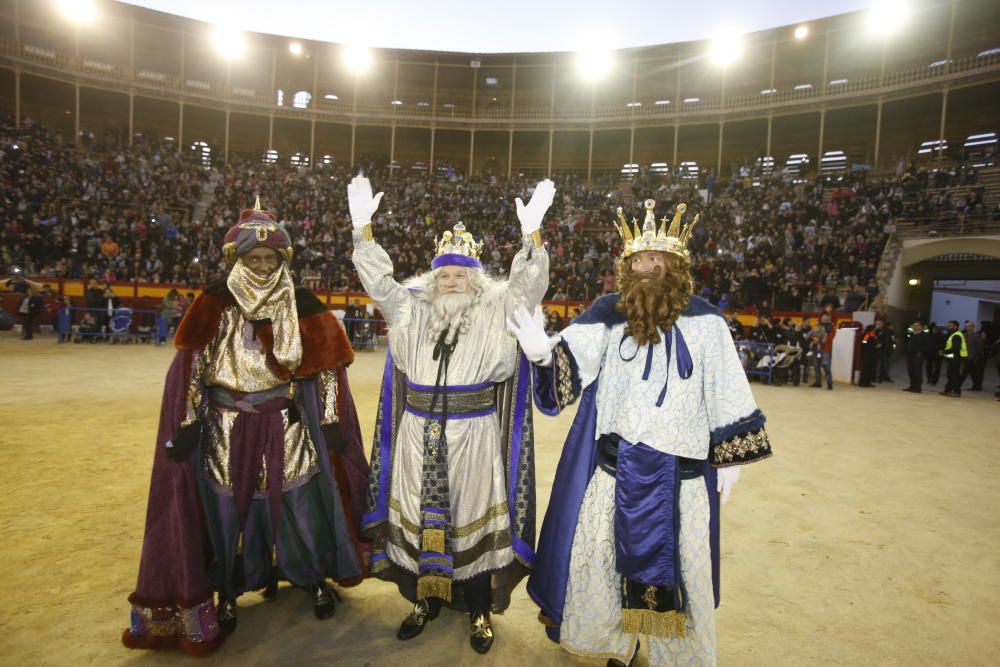 Sus Majestades llegan a la plaza de toros