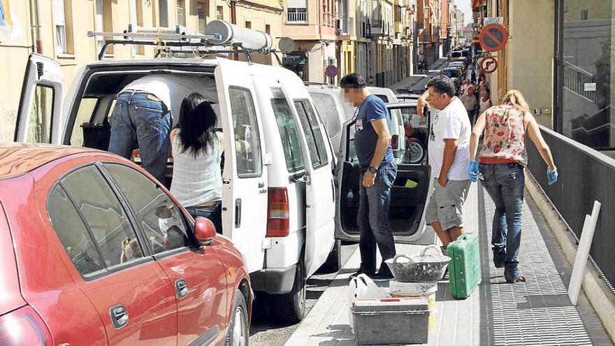 Los agentes procedieron a registrar un vehículo de la familia de la joven junto a la Comisaría.