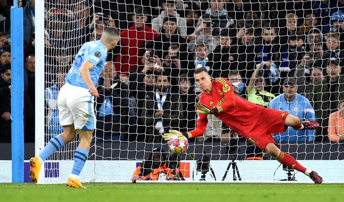 Lunin para un penalti a Kovacic