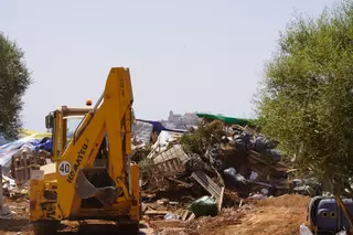 Bombonas de butano, baterías, bidones de combustible... todo lo que se ha encontrado en el poblado de chabolas de Can Rova 2, en Ibiza