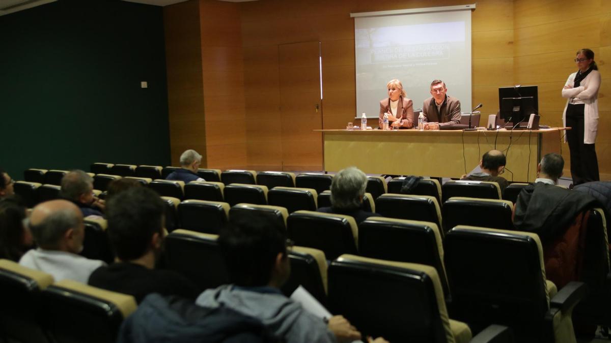 José Ángel Arranz  y Leticia García en la reunión con los alcaldes para presentar el plan de regeneración del bosque tras los incendios