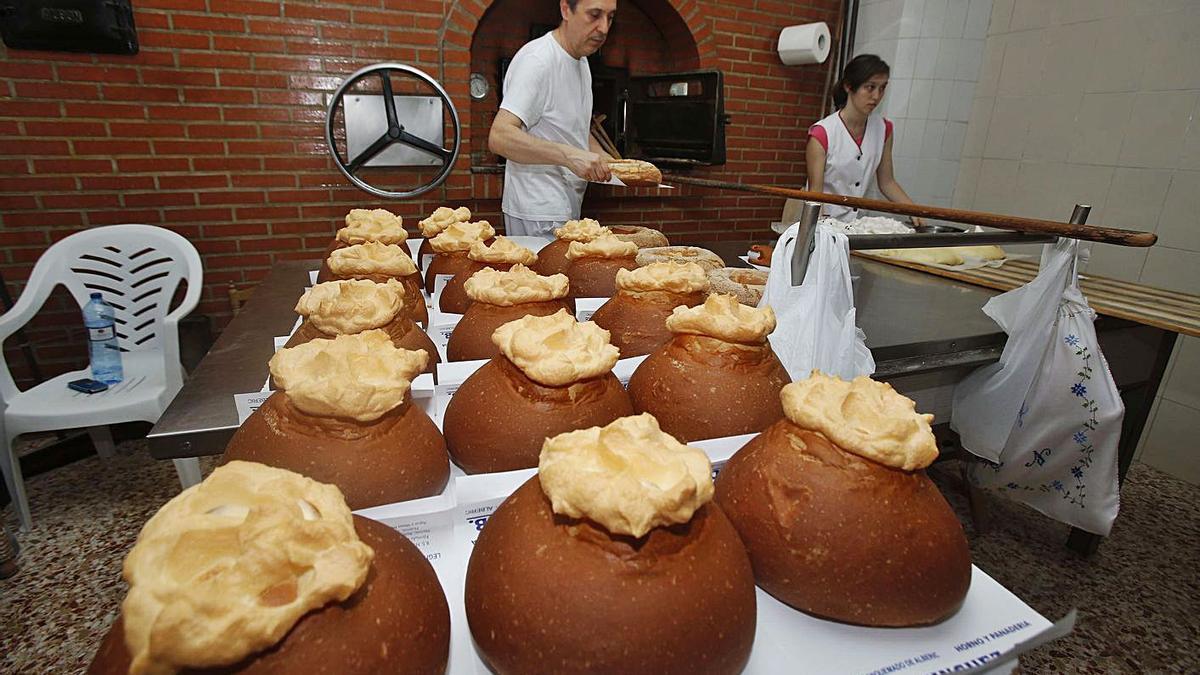 Monas de Pascua recién salidas del proceso de cocción en el Horno Mínguez de Alberic. | VICENT M. PASTOR