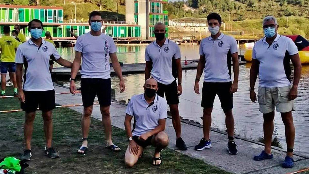 Los nadadores del equipo estradense, en formación durante la competición.