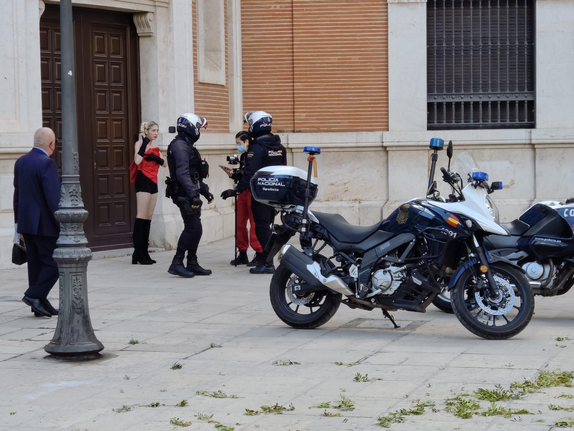 Paralizan una performance en la puerta del Arzobispado durante la procesión de San Vicente