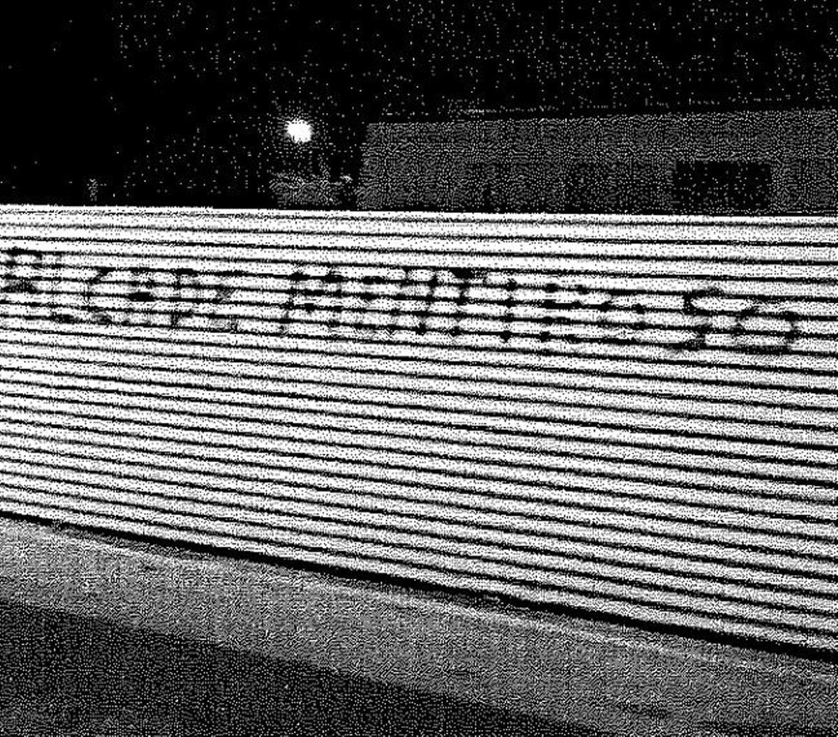 Pintada en contra del alcalde, José Luis Sanz, a raíz de la privatización de la limpieza de los colegios públicos