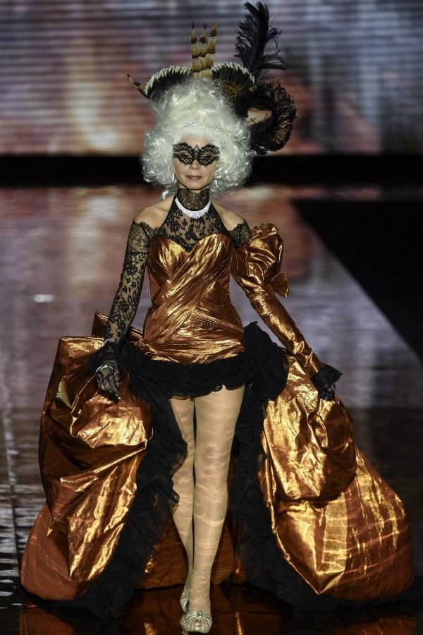 Andrés Sardá otoño-invierno 2017/2018: la actriz Victoria Abril, cierre del desfile